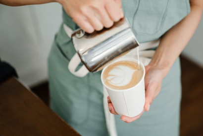 Guide pour ouvrir un commerce de boissons à emporter avec succès et style